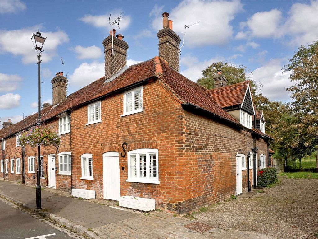 2 bed end terrace house for sale in High Street, Amersham, Buckinghamshire HP7, £725,000
