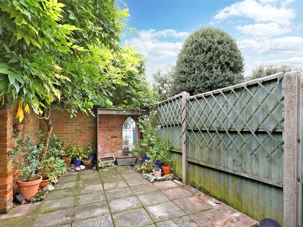 3 bed terraced house for sale in High Street, Amersham HP7, £650,000