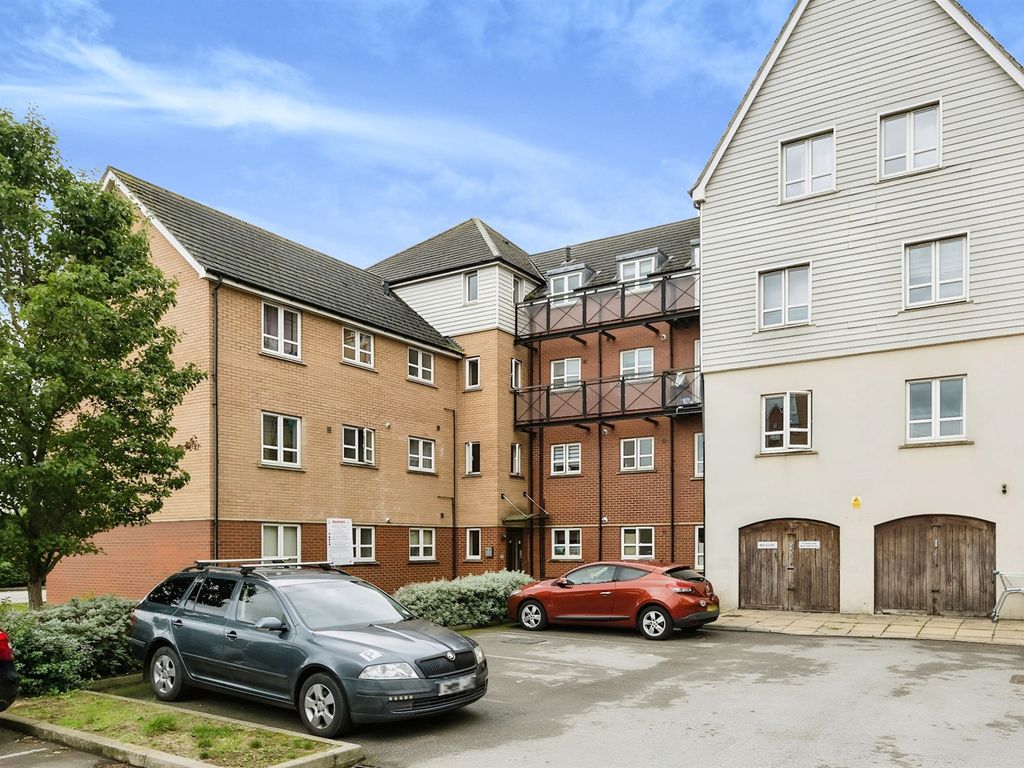 2 bed flat for sale in River View, Northampton NN4, £155,000