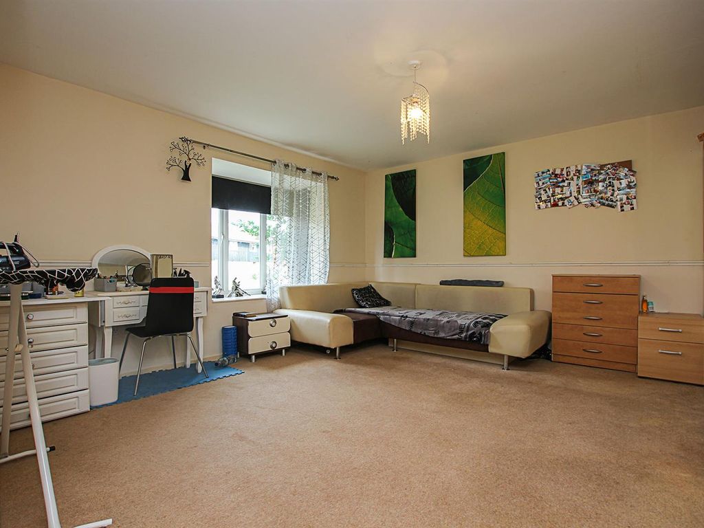 4 bed terraced house for sale in Persimmon Walk, Newmarket CB8, £280,000