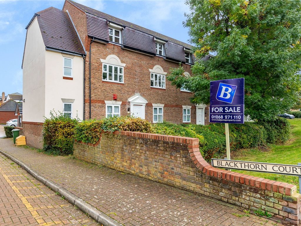 2 bed flat for sale in Blackthorn Court, Langdon Hills SS16, £240,000