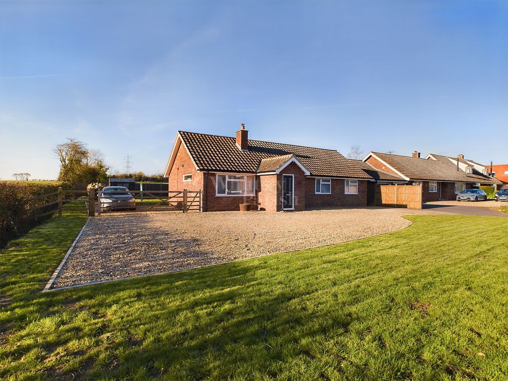 4 bed bungalow for sale in Wash Lane, Wacton, Norwich NR15, £425,000