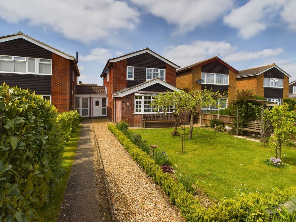 3 bed detached house for sale in Norwich Road, Long Stratton, Norwich NR15, £315,000