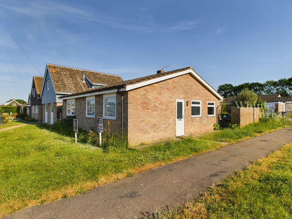 4 bed bungalow for sale in Owens Close, Long Stratton, Norwich NR15, £225,000