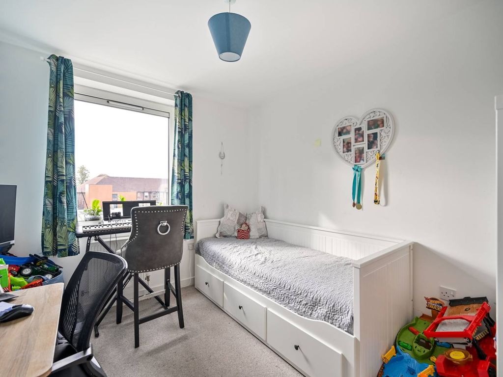 3 bed flat for sale in Union Lane, Isleworth TW7, £190,000