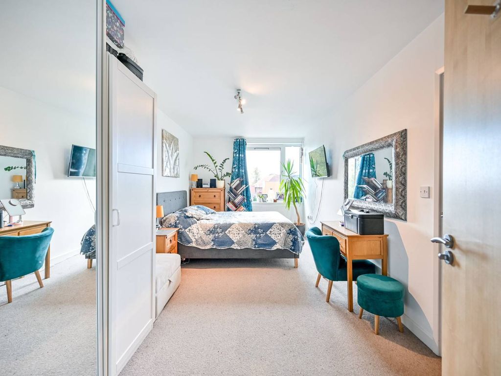 3 bed flat for sale in Union Lane, Isleworth TW7, £190,000