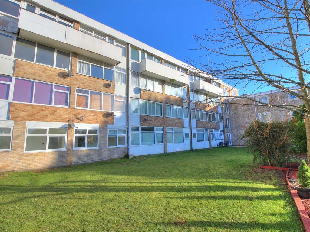 2 bed flat for sale in Stewart House, Sycamore Avenue Hiltingbury, Chandlers Ford SO53, £180,000