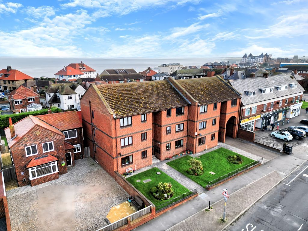 2 bed flat for sale in Upgang Lane, Whitby YO21, £175,000