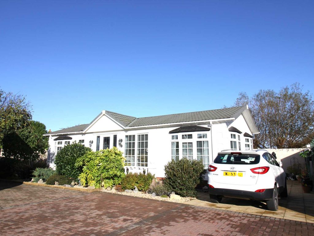 2 bed mobile/park home for sale in Beachlands Park, Sand Bay BS22, £240,000