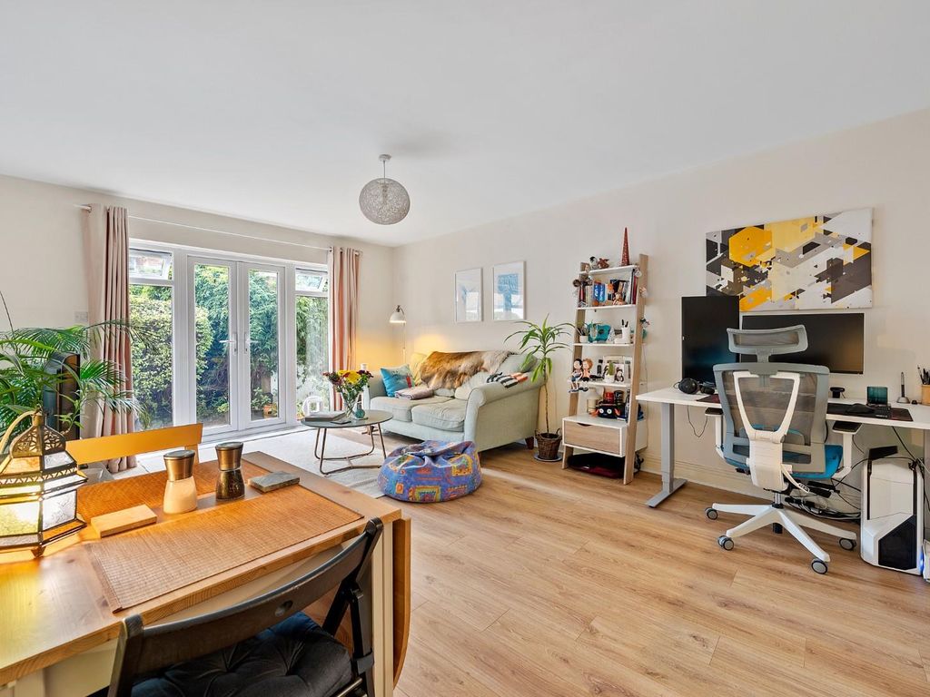 1 bed flat for sale in The Pinnacle, Dove Road, London N1, £425,000