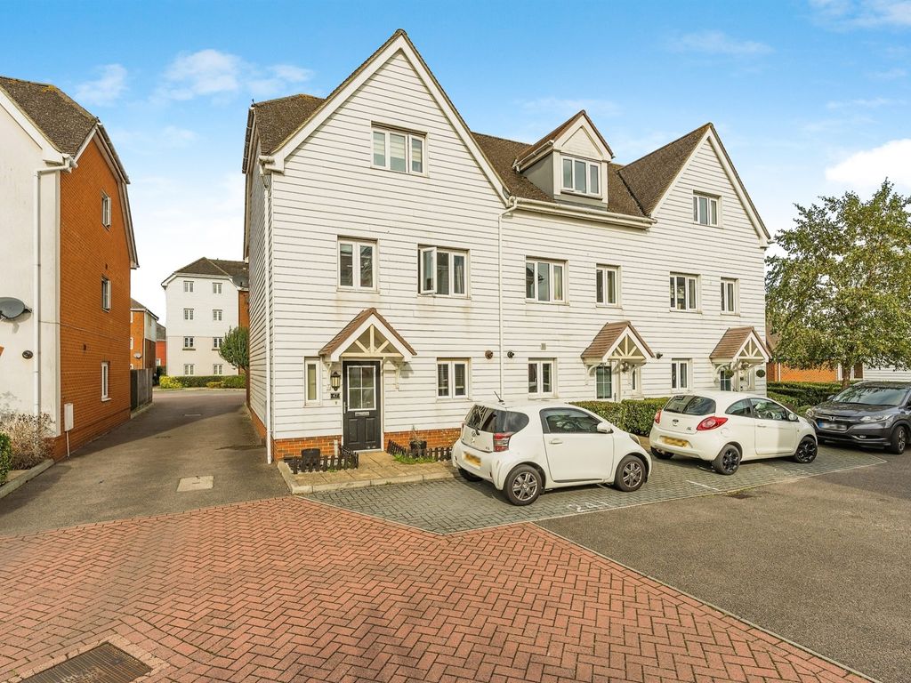 5 bed end terrace house for sale in Ingram Close, Larkfield, Aylesford ME20, £375,000