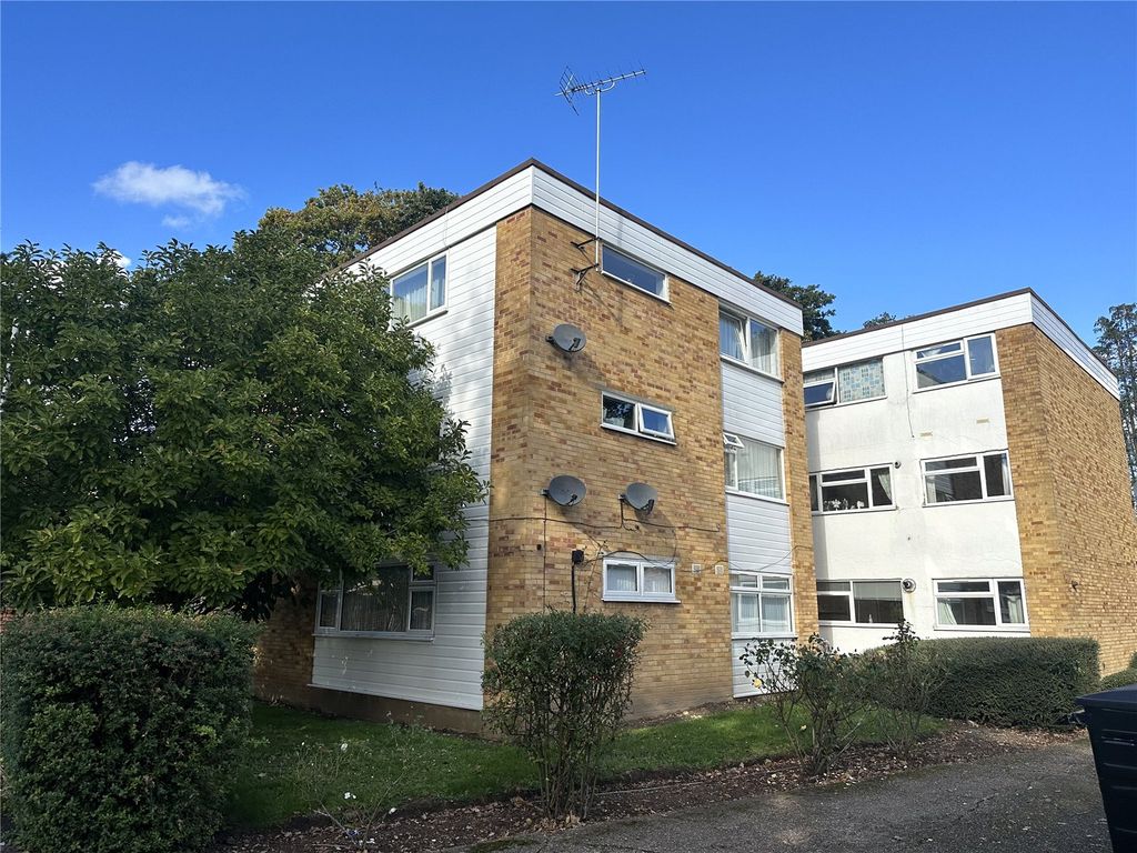 2 bed flat for sale in Haynes Close, Langley, Berkshire SL3, £240,000