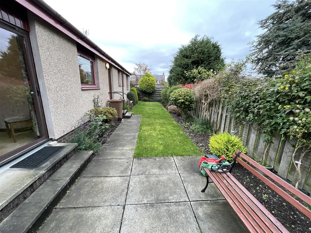 3 bed detached bungalow for sale in Mill Lodge, Ferryfield, Cupar KY15, £275,000