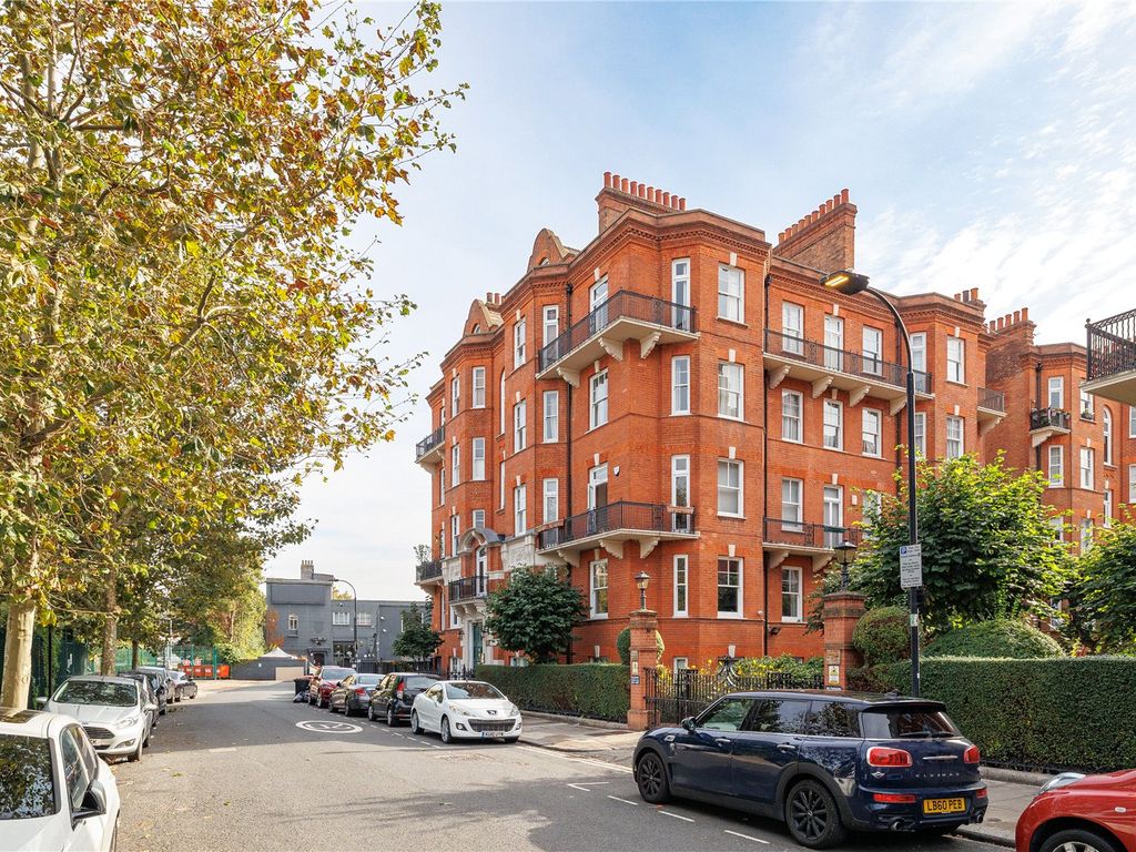 1 bed flat for sale in Kensington Hall Gardens, Beaumont Avenue W14, £300,000