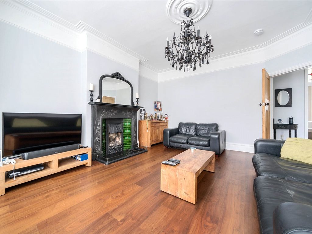 3 bed flat for sale in Bedford Mansions, Bedford Avenue, High Barnet, Hertfordshire EN5, £650,000