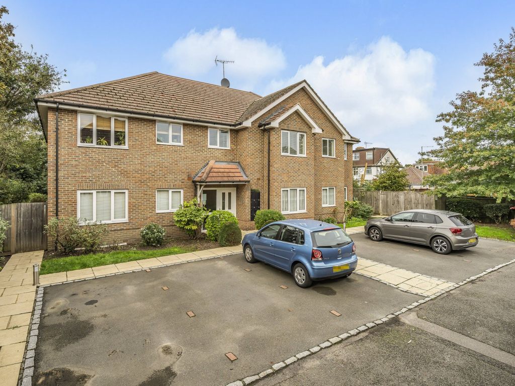2 bed flat for sale in New Haw, Surrey KT15, £300,000