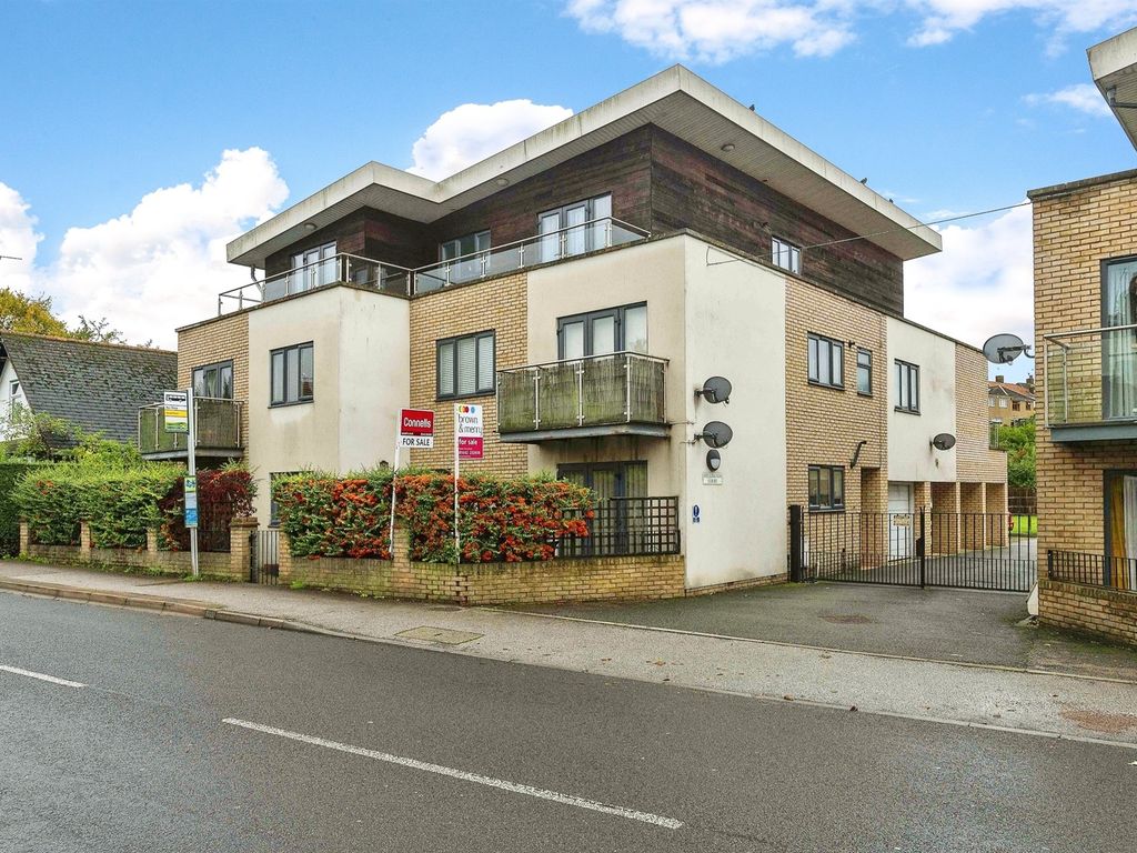 2 bed flat for sale in St. Albans Hill, Hemel Hempstead HP3, £340,000