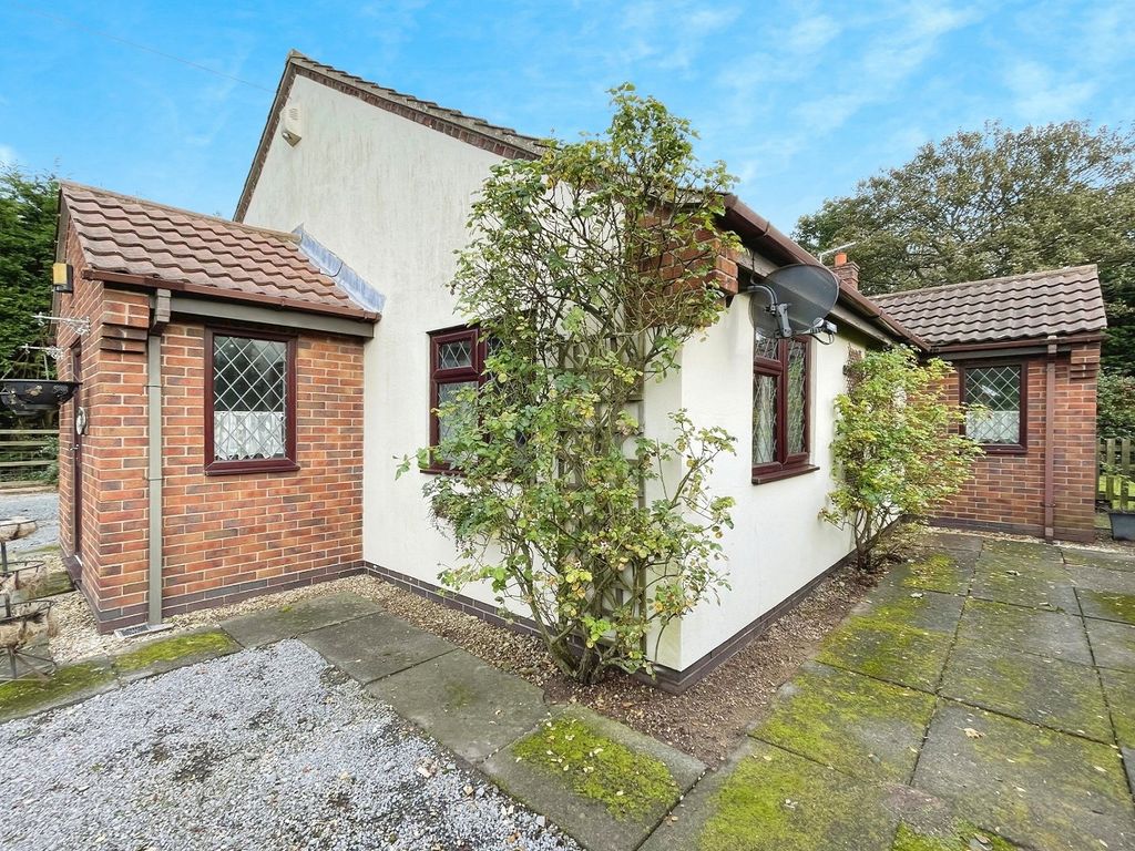 4 bed bungalow for sale in Selby Road, Camblesforth, Selby YO8, £325,000