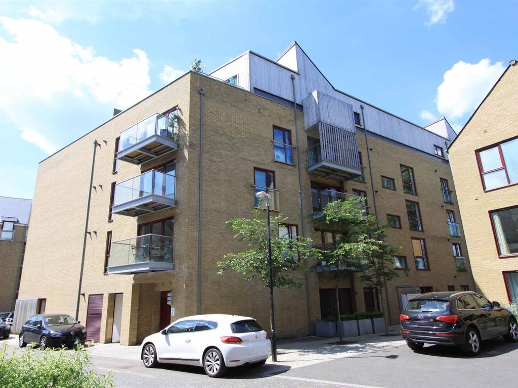 1 bed flat for sale in Kings Mill Way, Denham UB9, £290,000