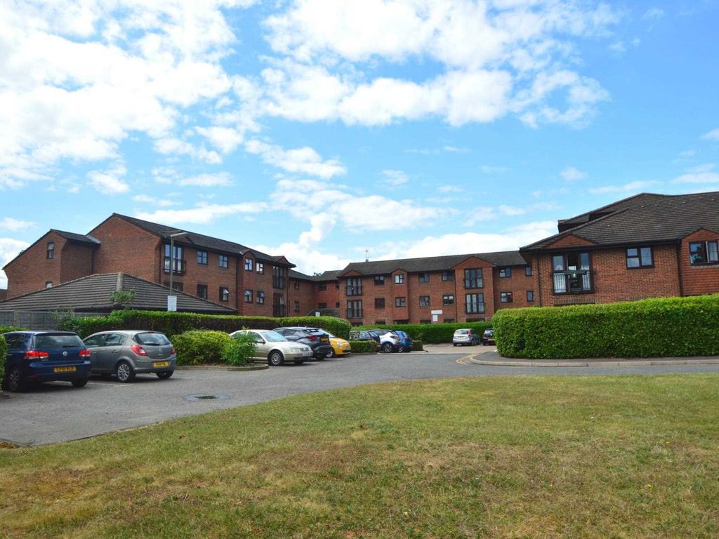 1 bed flat for sale in St. Georges Road, Addlestone KT15, £80,000