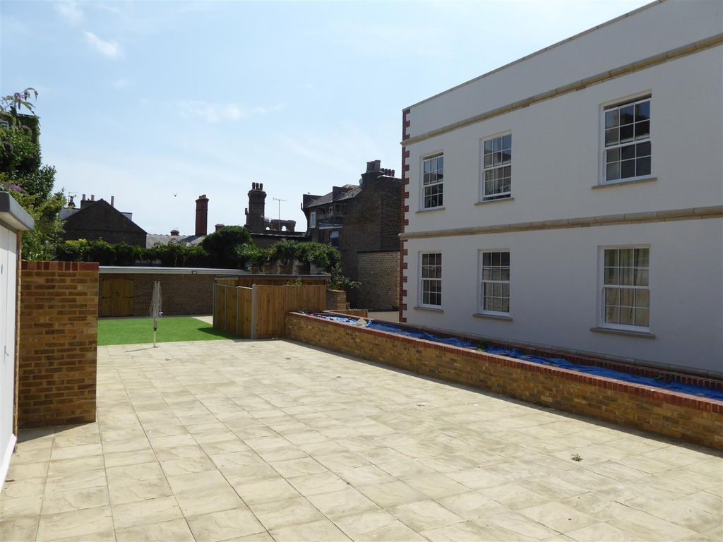 2 bed flat to rent in High Street, Ramsgate CT11, £975 pcm