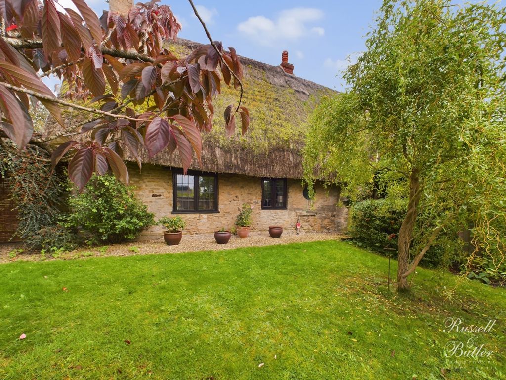 2 bed cottage for sale in Newton Purcell, Buckingham MK18, £425,000