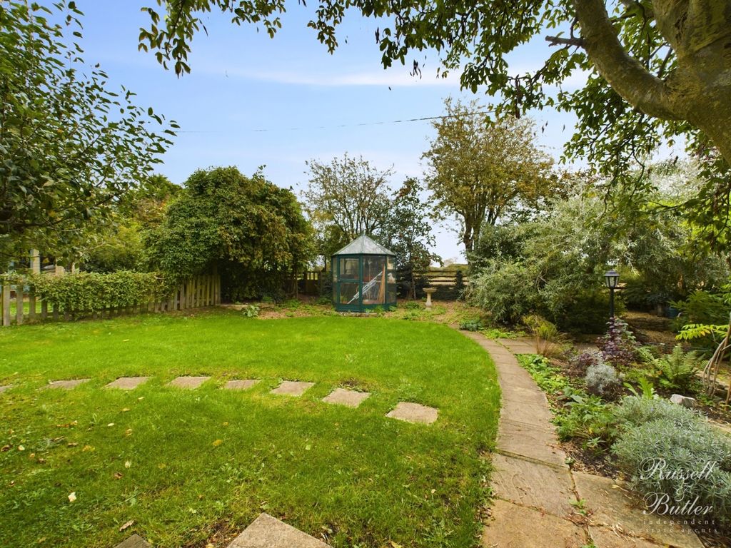 2 bed cottage for sale in Newton Purcell, Buckingham MK18, £425,000