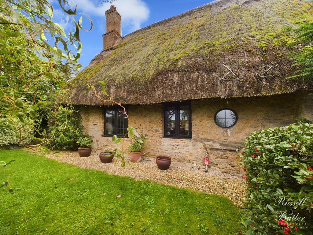 2 bed cottage for sale in Newton Purcell, Buckingham MK18, £425,000