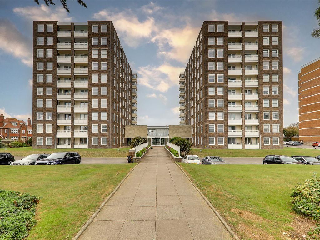 2 bed flat for sale in West Parade, Worthing BN11, £295,000