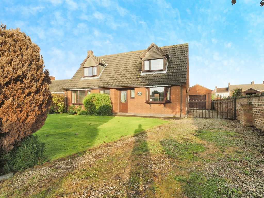 3 bed detached house for sale in Chapel Street, Scunthorpe DN17, £270,000