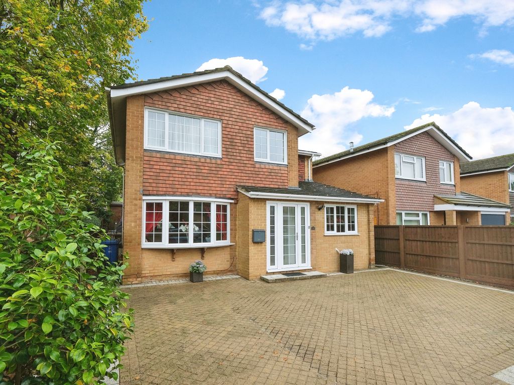 5 bed detached house for sale in Avebury, Bracknell RG12, £600,000
