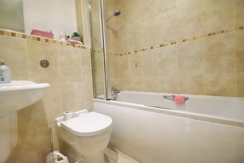 1 bed flat for sale in 4 Chantry Waters, Waterside Way, Wakefield, West Yorkshire WF1, £100,000