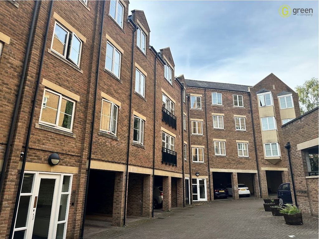 2 bed flat for sale in Caversham Place, Sutton Coldfield B73, £200,000