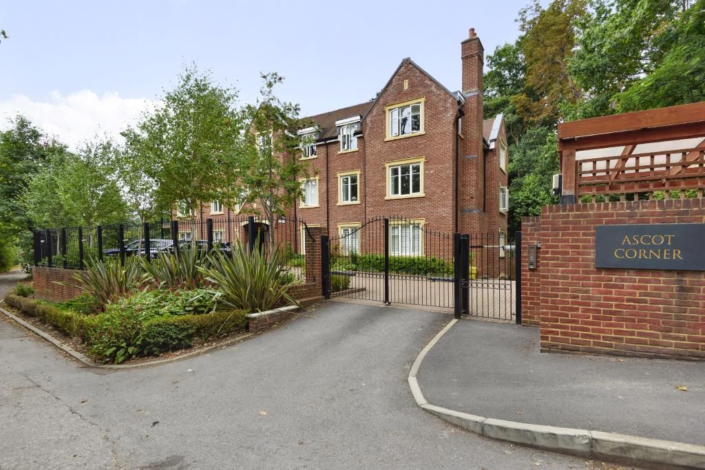 2 bed flat for sale in Ascot, Berkshire SL5, £575,000