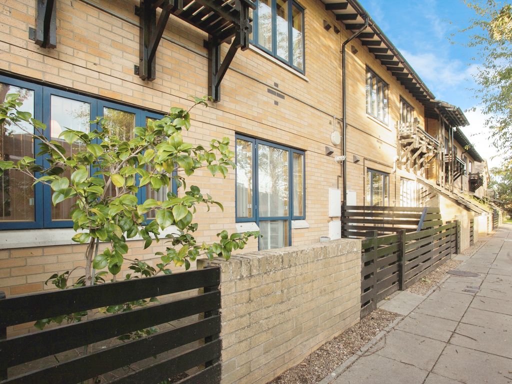 2 bed flat for sale in Salisbury Place, Monkswell, Trumpington, Cambridge CB2, £220,000