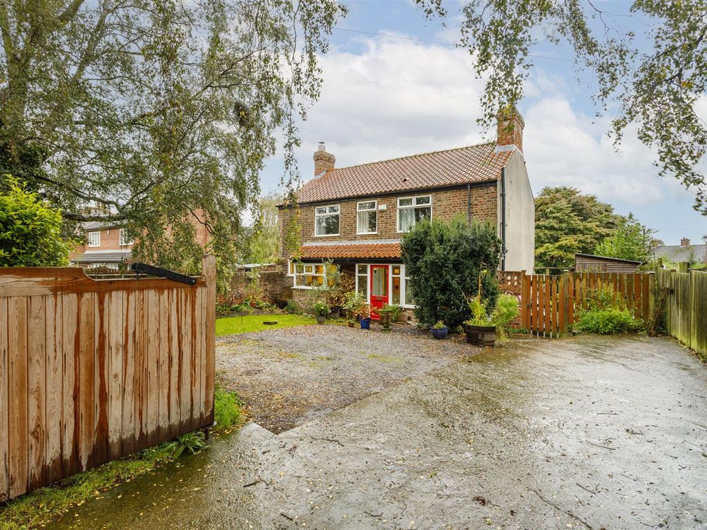 3 bed detached house for sale in Askham Lane, York YO24, £500,000