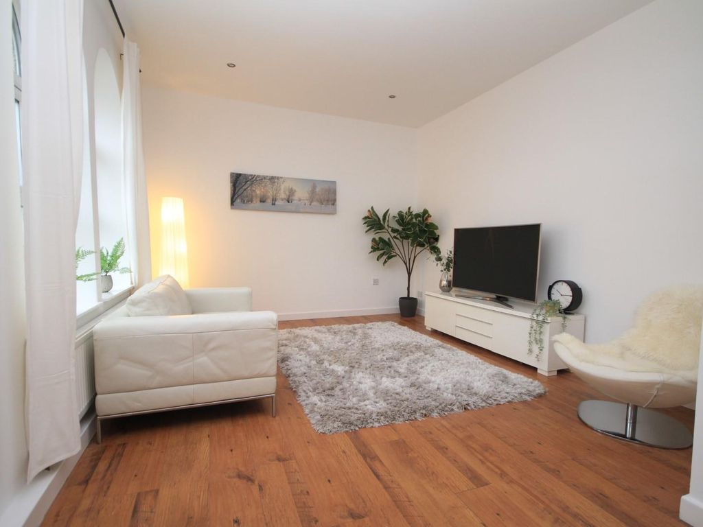 2 bed flat for sale in The Green, Idle, Bradford BD10, £125,000