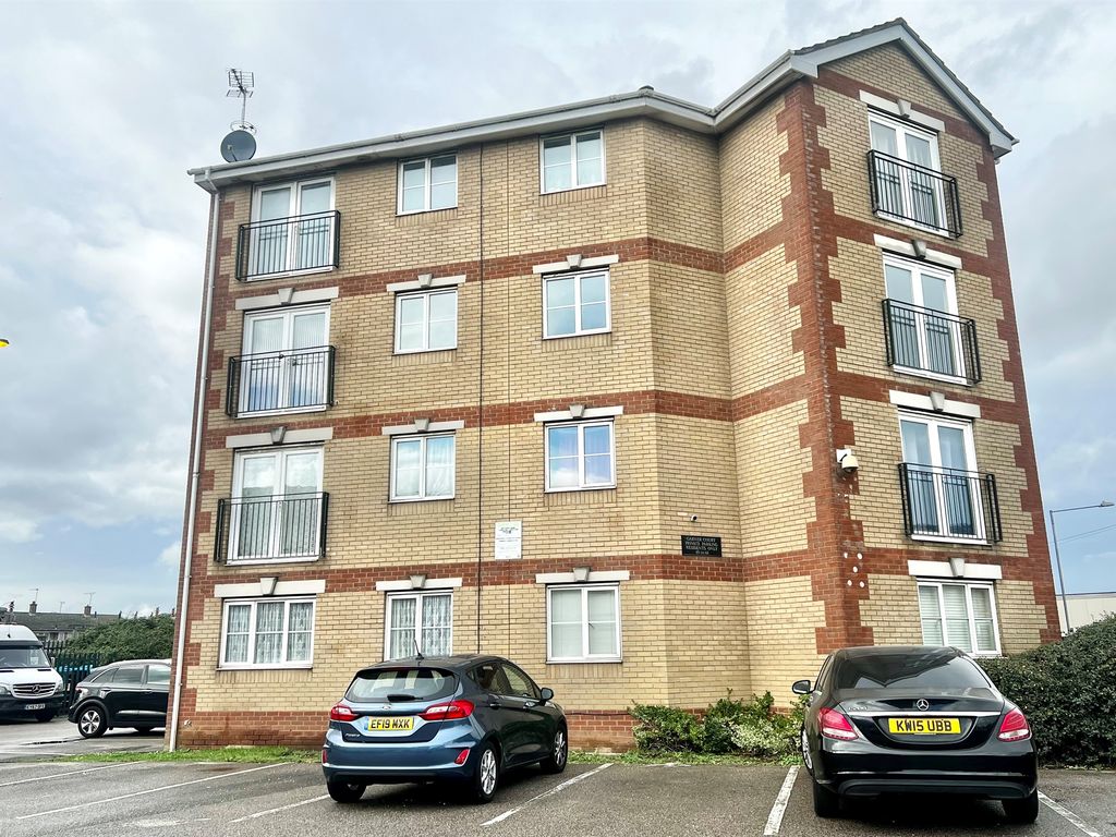 2 bed flat for sale in Dunlop Road, Tilbury RM18, £160,000