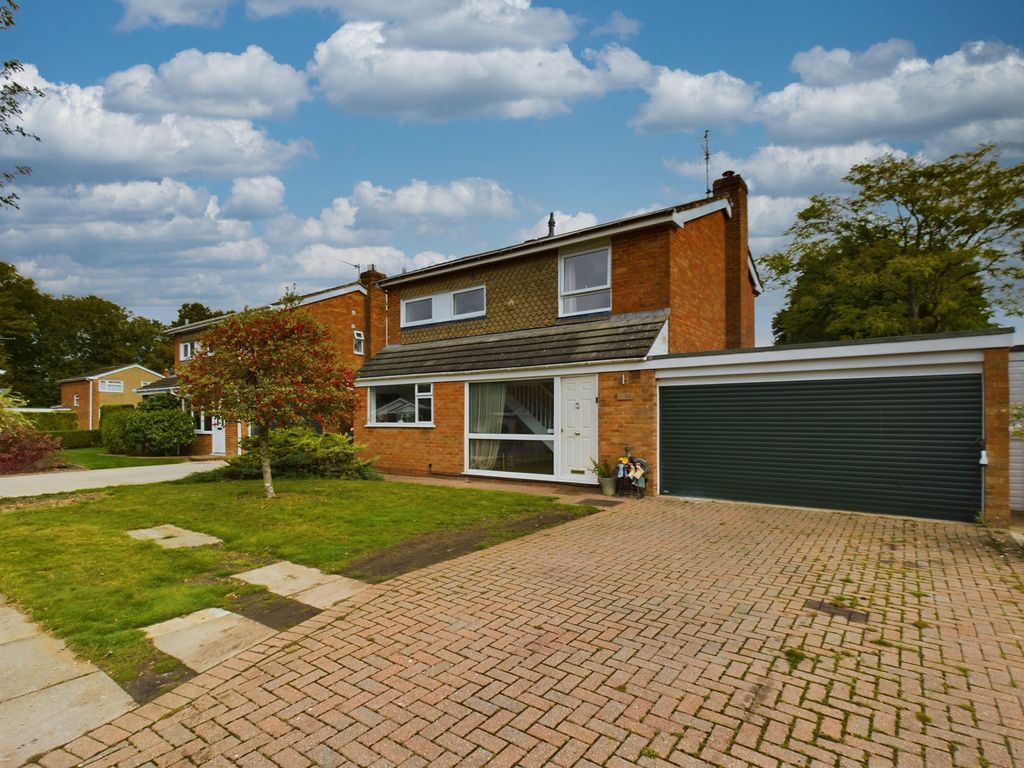 3 bed detached house for sale in Dukes Ride, Silchester RG7, £650,000