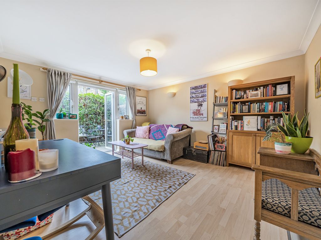 1 bed flat for sale in St. James's Drive, London SW12, £500,000