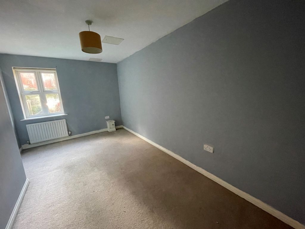 2 bed flat for sale in Longthorpe Lane, Lofthouse, Wakefield WF3, £100,000
