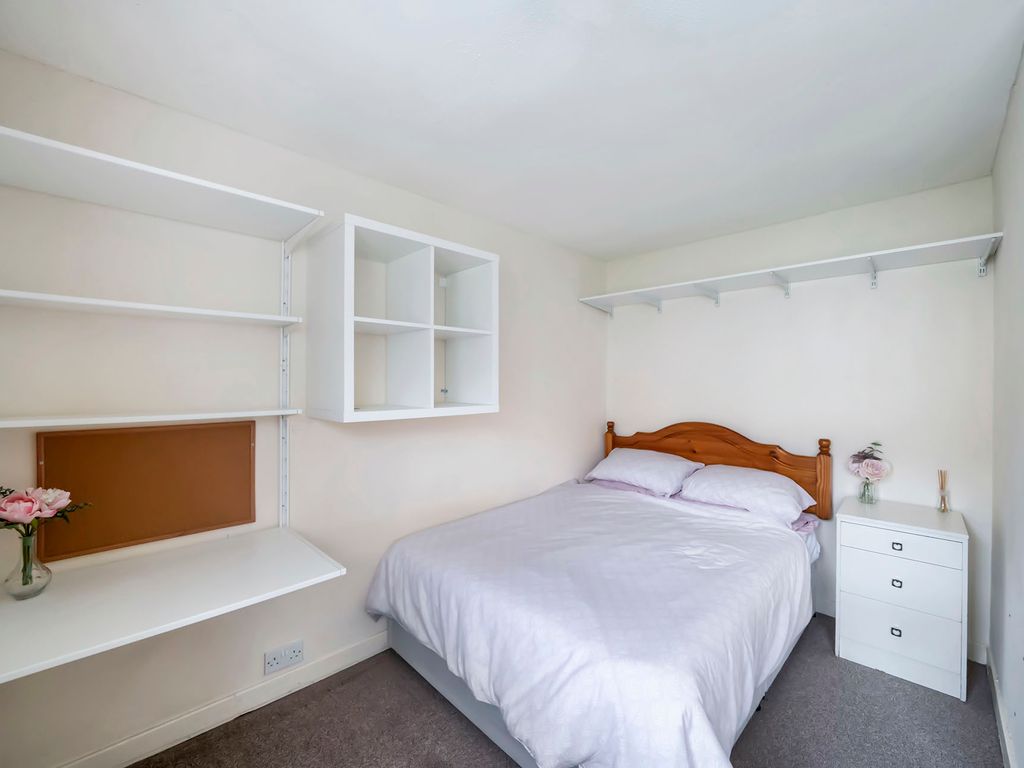 2 bed flat for sale in Cowane Street, Stirling FK8, £110,000