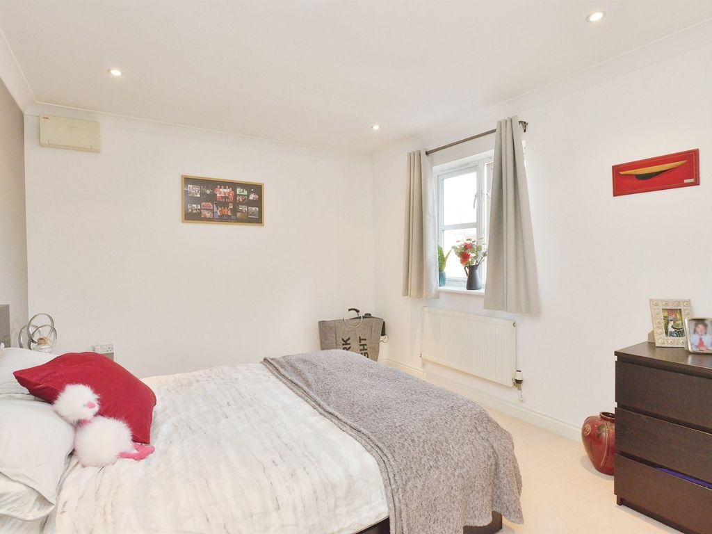 2 bed flat for sale in Darwin Close, Medbourne, Milton Keynes MK5, £285,000