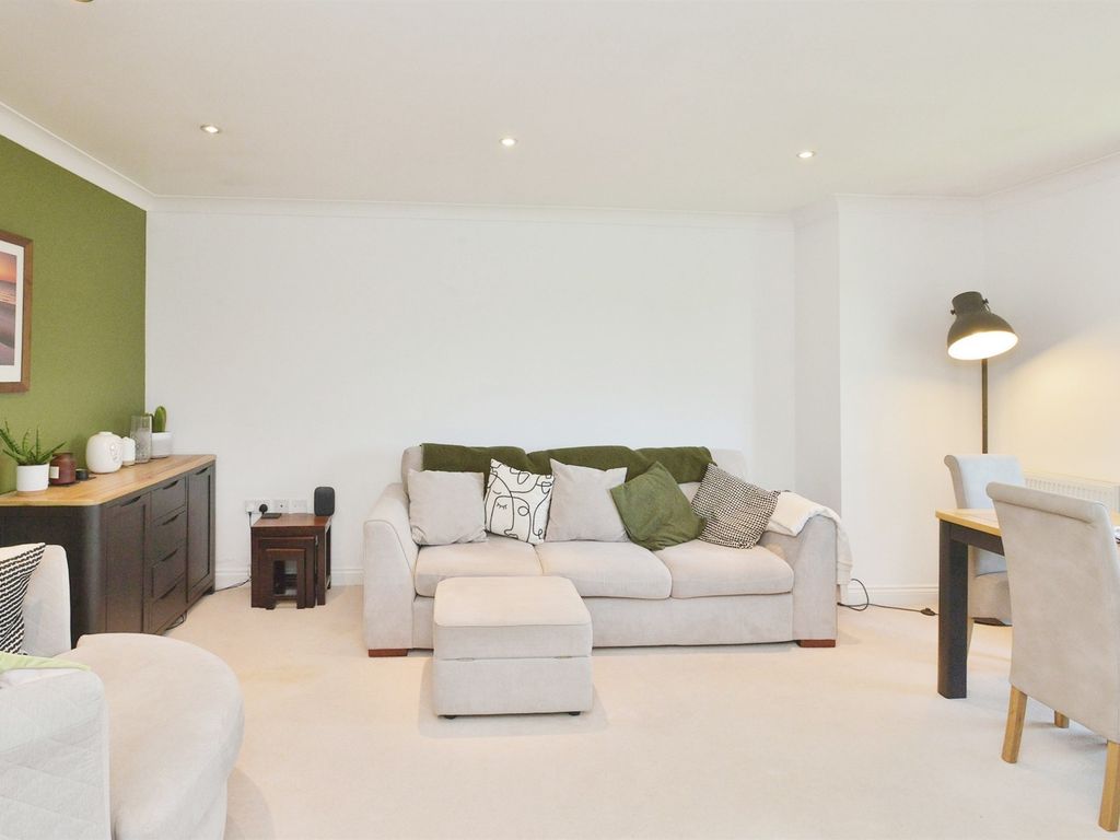 2 bed flat for sale in Darwin Close, Medbourne, Milton Keynes MK5, £285,000