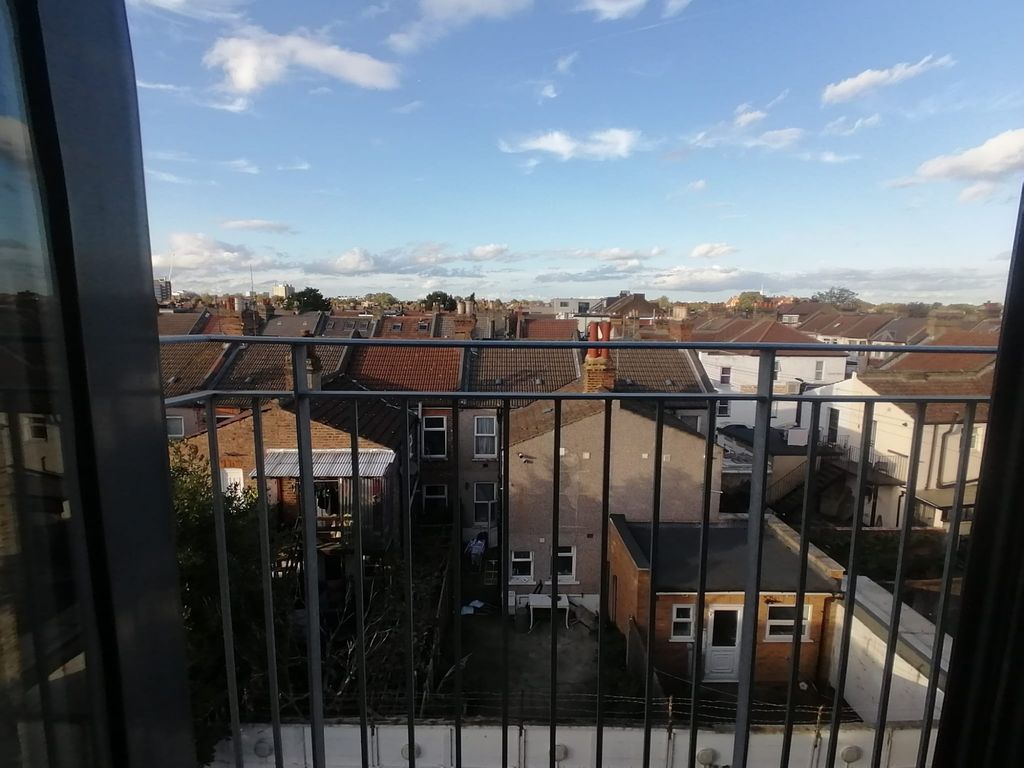 1 bed flat for sale in St. Georges Road, London E7, £230,000