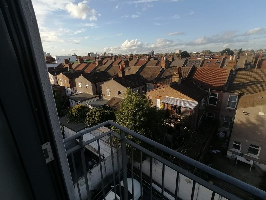 1 bed flat for sale in St. Georges Road, London E7, £230,000