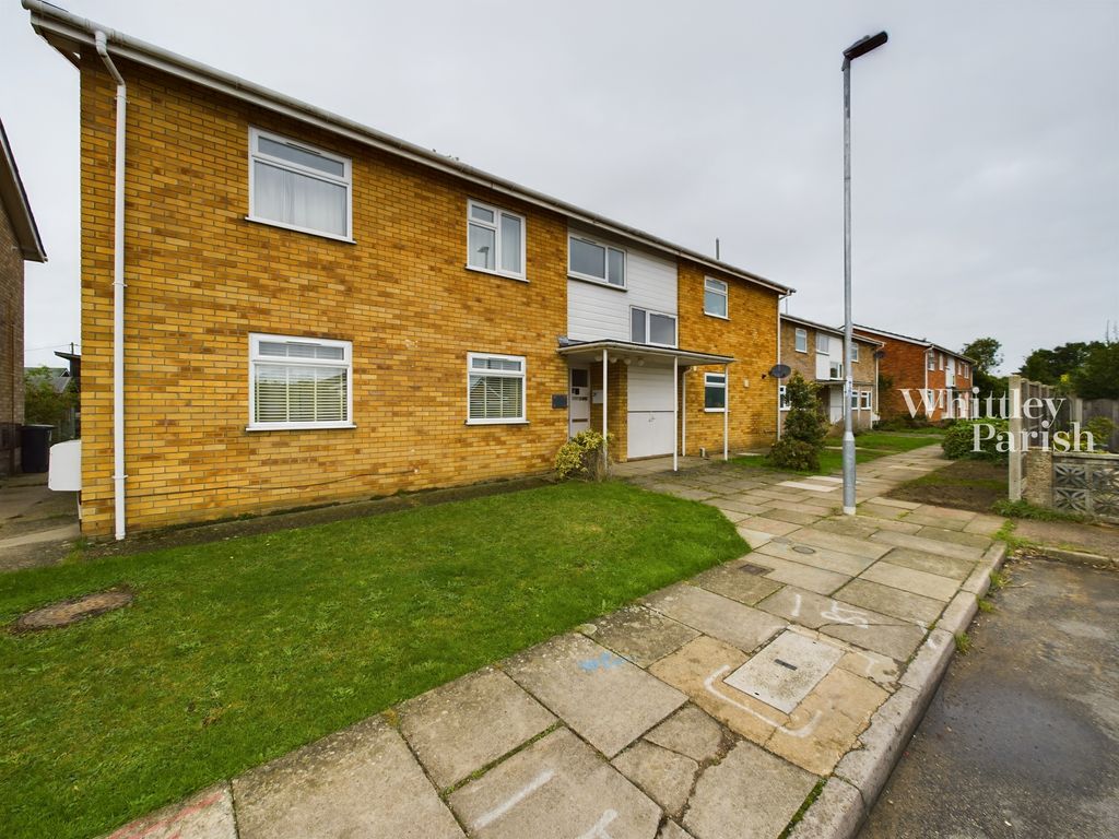 2 bed flat for sale in Jennings Way, Diss IP22, £130,000