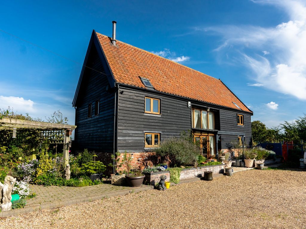 3 bed barn conversion for sale in The Heywood, Diss IP22, £800,000