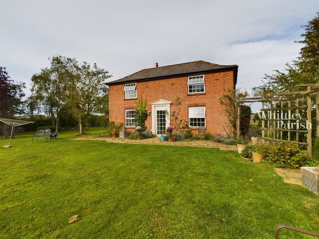 3 bed detached house for sale in Lodge Lane, Bressingham, Diss IP22, £575,000