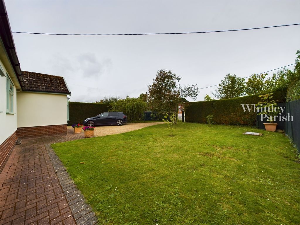 3 bed bungalow for sale in Harvey Lane, Dickleburgh, Diss IP21, £425,000